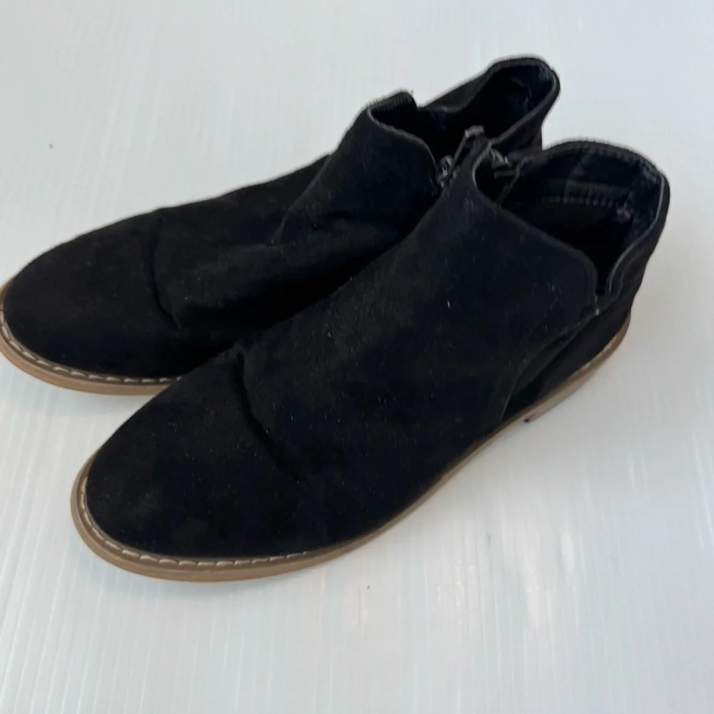 Seven7 Black Suede Footwear
